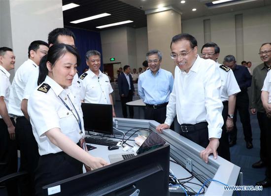Chinese Premier Li Keqiang makes an inspection tour to the General Administration of Customs in Beijing, capital of China, May 21, 2018. (Xinhua/Liu Weibing)
