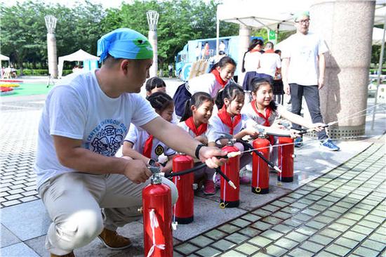 Students study how to deal with fire at the opening ceremony of Disaster Preparedness Learning Center Chengdu in Sichuan province. (Photo provided to China Daily)