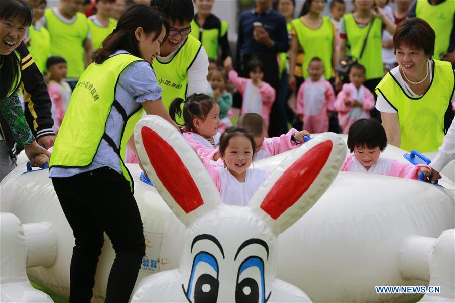 Parents and children take part in an activity to greet the International Children\'s Day at Suoxi Central Kindergarten in Zhangjiajie City, central China\'s Hunan Province, May 23, 2018. (Xinhua/Wu Yongbing)

