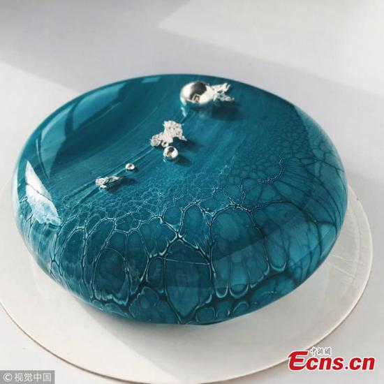 Artistic baker creates mirror glazed cakes