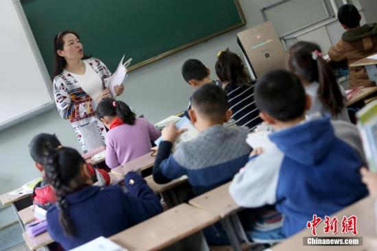 Pupils attend a class. (File photo/China News Service)