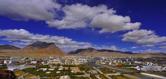 A panoramic view of Shiquanhe town, the administrative center of Gar county and Ngari prefecture, Tibet autonomous region. (Photo Provided to China Daily)