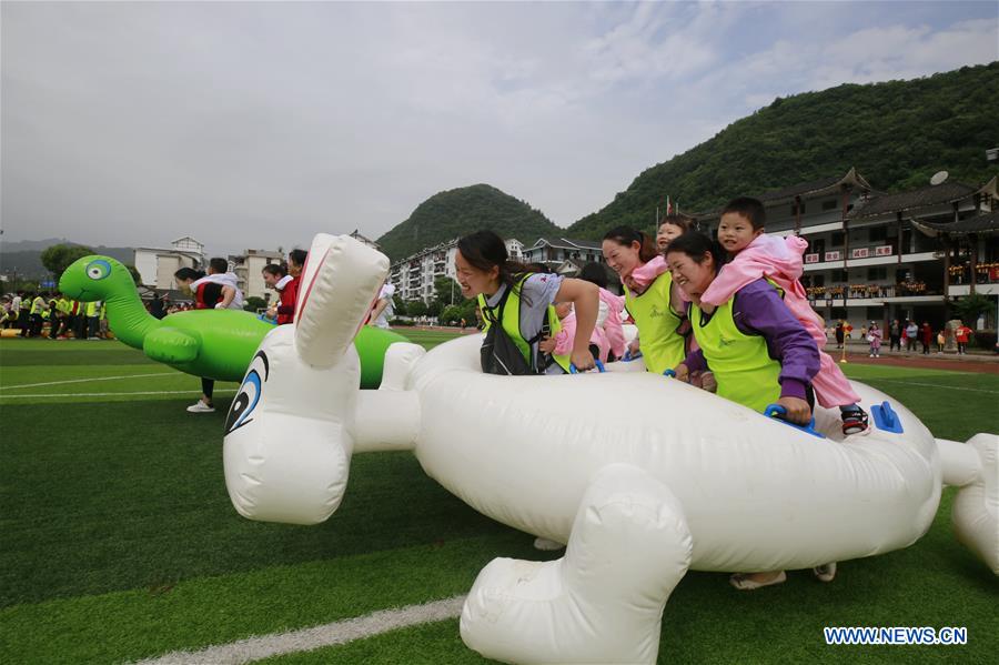 Parents and children take part in an activity to greet the International Children\'s Day at Suoxi Central Kindergarten in Zhangjiajie City, central China\'s Hunan Province, May 23, 2018. (Xinhua/Wu Yongbing)

