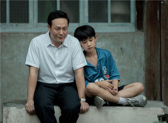 Young director Zhou Quan's directorial debut feature, End of Summer, about a 10-year-old boy's joys and sorrows in the waterside city of Shaoxing in Zhejiang province, will open across the Chinese mainland on Friday. (Photo provided to China Daily)