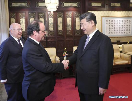 Chinese President Xi Jinping meets with former French President Francois Hollande at the Diaoyutai State Guesthouse in Beijing, capital of China, May 25, 2018. (Xinhua/Pang Xinglei)