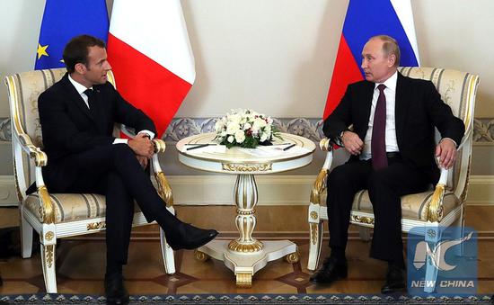 Russian President Vladimir Putin (R) and his French counterpart Emmanuel Macron hold talks in St. Petersburg, Russia on May 24, 2018. (KREMLIN PHOTO)