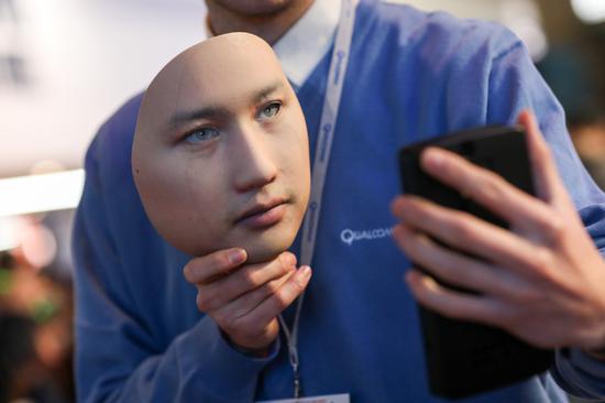 An employee demonstrates the Qualcomm Iris Authentication Solution during an industry expo. (Photo provided to China Daily)