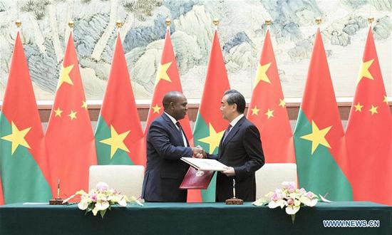 Chinese State Councilor and Foreign Minister Wang Yi and Burkina Faso's Foreign Minister Alpha Barry sign a joint communique to resume diplomatic relations between China and Burkina Faso, in Beijing, capital of China, May 26, 2018. (Xinhua/Wang Ye)