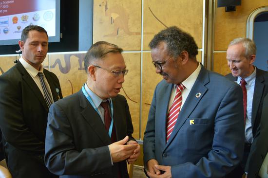 Huang Jiefu, chairman of the China National Organ Donation and Transplantation Committee, talks with Tedros Adhanom Ghebreyesus, director-general of WHO in Geneva on Thursday.  (Photo by Liu Jia/China Daily)