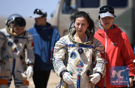 Wang Yaping (R2) is escorted to the desert. (Xinhua photo/Chen Bin)