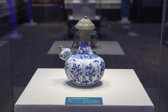 Sunken ceramic treasures star in maritime exhibition