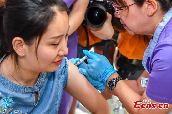 Beijing woman gets first HPV vaccine on the mainland