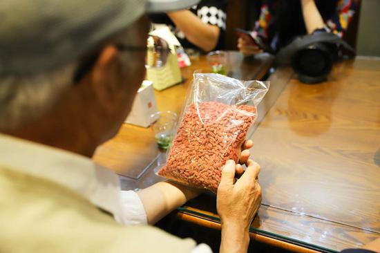 A tourist checks a bag of dried wolfberries at the Chinese Wolfberry Museum in Ningxia Hui autonomous region. (Photo provided to chinadaily.com.cn)