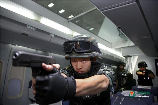 Special police show anti-terror training 