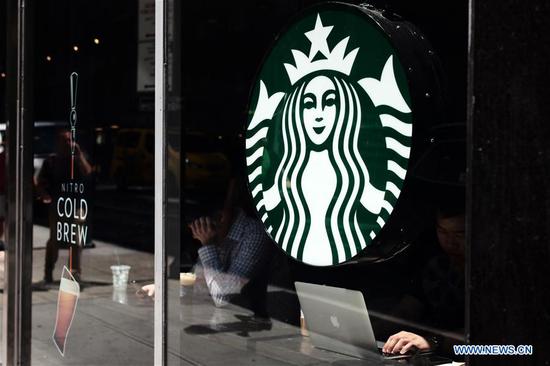 A Starbucks logo is pictured in Manhattan, New York, the United States, May 29, 2018. Starbucks closed about 8,000 company-owned stores in the United States on Tuesday afternoon to offer nearly 175,000 employees a mandatory anti-bias training. (Xinhua/Li Muzi)