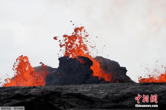 Lava from the Kilauea volcano pours out of a fissure, in the Leilani Estates near Pahoa, Hawaii, U.S., May 26, 2018. (Photo/Agencies)