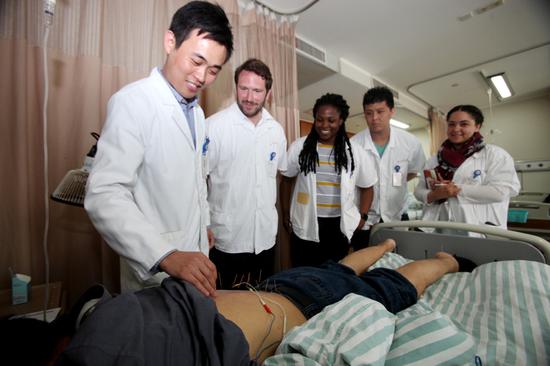 Learning TCM in Zhejiang has become a popular choice among foreign students in China. (Photos by Yu Wei for China Daily)