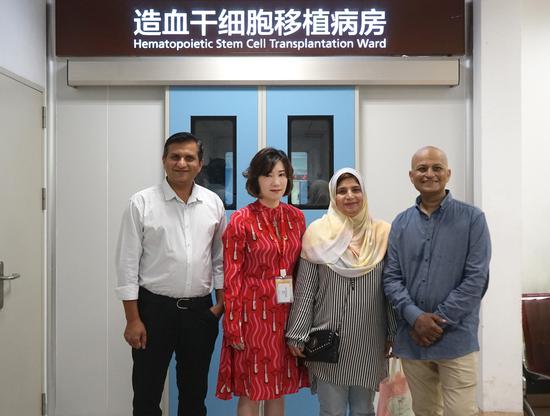 (From left to right) Tahseen Dilbar's elder brother, a representative from China Stem Cell Group, Tahseen Dilbar's wife Jasmin Tahira and Tahseen Dilbar pose for photos before Dilbar leaves hospital after a hematopoietic stem cell transplant at Shanghai General Hospital on Thursday. (Photo provided to chinadaily.com.cn)