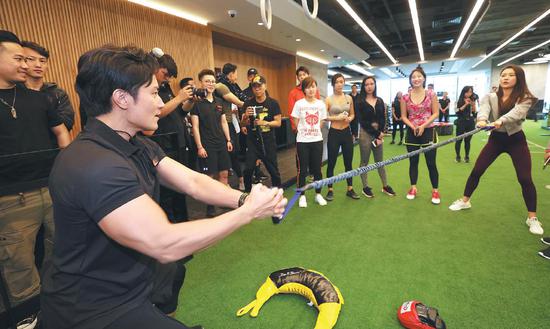 An instructor trains club members at Pure Fitness, a gym opened by Hong Kong-originated Pure Group in Shanghai. (Photo provided to China Daily)
