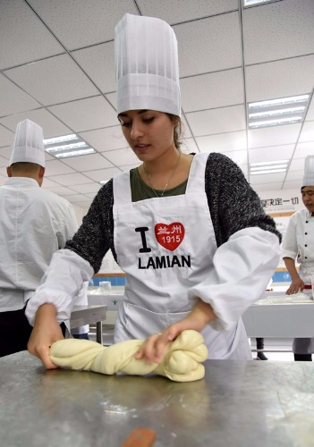 A student from Italy practices kneading dough at the Xinglong Beef Noodle Vocational School in Lanzhou, Gansu province. (Photo: Xinhua/Wang Peng)