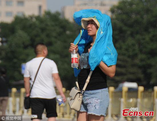 Beijing now in hot summer as temperatures rise to 35℃