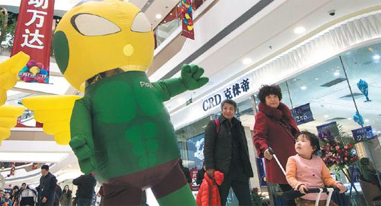 A cartoon figure mascot greets consumers inside a Wanda Plaza in Tianjin. (Photo provided to China Daily)
