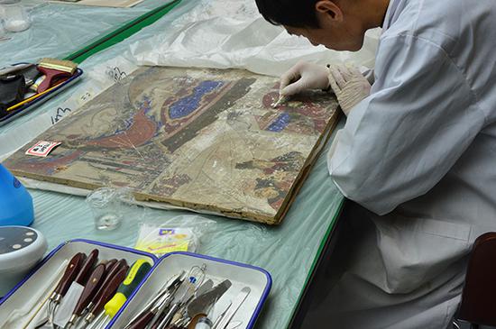 Li Sen has been working for five years at the Mural Conservation and Restoration Center of the Xi'an Qujiang Museum of Fine Arts. （Photo provided to China Daily）