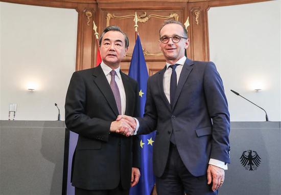 Chinese State Councilor and Foreign Minister Wang Yi (L) shakes hands with German Foreign Minister Heiko Maas after a joint press conference in Berlin, capital of Germany, on May 31, 2018. (Xinhua/Shan Yuqi)