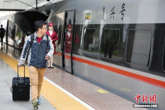 A passenger is going to take a train. (Photo/China News Service)