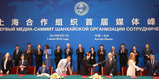 Media leaders sign agreements of cooperation at the First Shanghai Cooperation Organization Media Summit in Beijing on Friday. (FENG YONGBIN / CHINA DAILY)