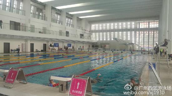 Guangzhou’s Xijiao Swimming Plaza set up pink signs designating special ‘female-only’ lanes for women. (Photo/Weibo)