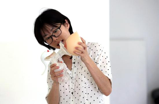 Li shows a class how to use a breastfeeding pump. (ZOU HONG/CHINA DAILY)