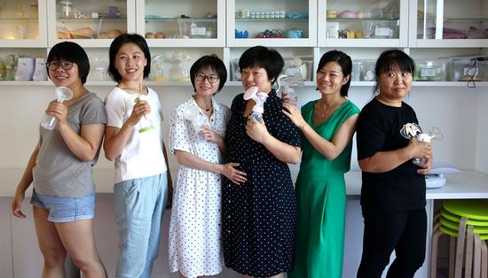 Teacher Li Jing and new mothers display breastfeeding pumps at a course run by the Homebase for Breastfeeding Mothers, which helps to promote the practice. (Photos By Zou Hong / China Daily)