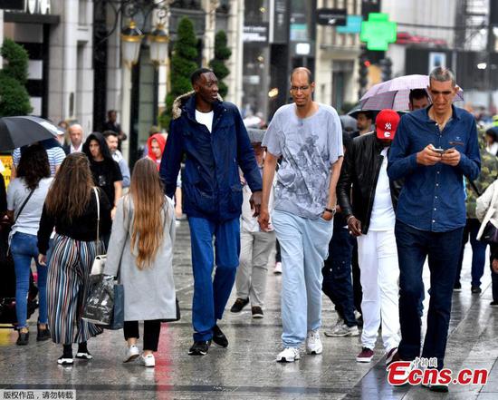 World's tallest people meet in Paris