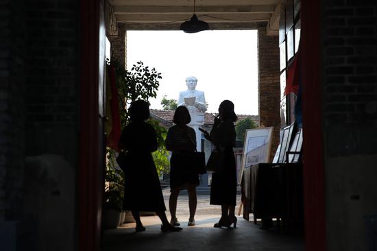 Visitors look at a statue of Chairman Mao Zedong at the museum. (WANG ZHUANGFEI/CHINA DAILY )