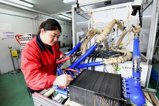 An inspector in Nantong, a city in Jinagsu, tests hydrogen fuel cell. (Photo/Xinhua)