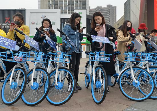 Bike-rental player Hellobike is popular among female bike-sharing users in Shenyang, Liaoning Province. (Photo provided to China Daily)