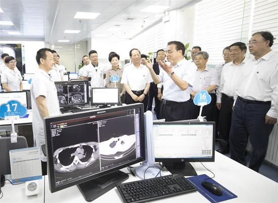 Chinese Premier Li Keqiang learns about online medical services while visiting a local hospital in Yinchuan, northwest China's Ningxia Hui Autonomous Region, June 4, 2018. Li made an inspection tour to the city of Yinchuan on Monday. (Xinhua/Wang Ye)
