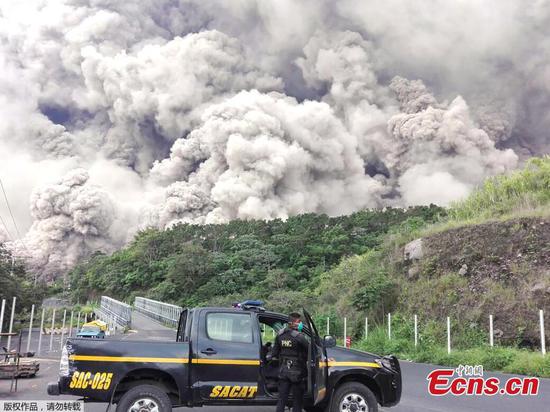 A police officer stumbles while running away from a new pyroclastic flow spewed by the Fuego volcano in the community of San Miguel Los Lotes in Escuintla, Guatemala, June 4, 2018. (Photo/Agencies)