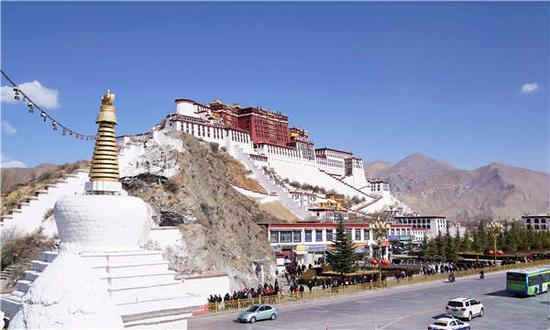 People wait in line in front of the Potala Palace in Lhasa. (Photo/Xinhua)