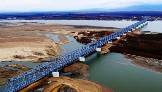 The photo taken on April 26, 2017 shows the China-Russia Tongjiang-Nizhneleninskoye railway bridge under construction. /Xinhua Photo