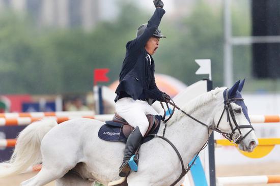 Meng Quanwei celebrates to win the FEI World Cup Tianjin leg on May 1.  (Photo provided to chinadaily.com.cn)