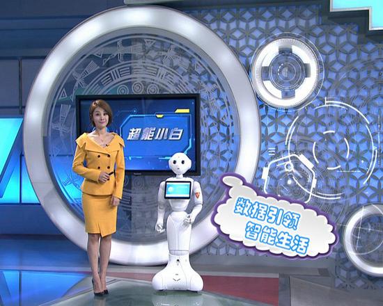 Chao Neng Xiao Bai, a 29-kg white robot, works with anchor Xiao Qu at Nanning TV Station. (Photo/China Daily)