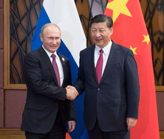 President Xi Jinping(R) meets with Russian President Vladimir Putin in Da Nang, Vietnam, Nov. 10, 2017. [(Photo/Xinhua)