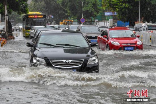 Vehicles run on a flooded street in Haikou, south China’s Hainan Province, on June 6, 2018. (Photo: China News Service/Luo Yunfei)