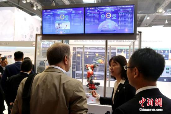 A foreign investor consults a staff member of Industrial Internet cloud platform. (Photo/China News Service)