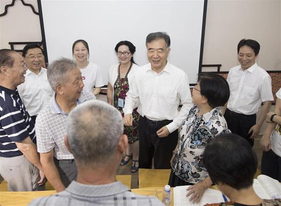 Wang Yang, a member of the Standing Committee of the Political Bureau of the Communist Party of China Central Committee and chairman of the National Committee of the Chinese People's Political Consultative Conference, talks with residents in the Xinglong community in Xiamen, southeast China's Fujian Province, June 7, 2018. Wang made an inspection tour in Xiamen during his visit to the 10th Straits Forum in Fujian. (Xinhua/Wang Ye)