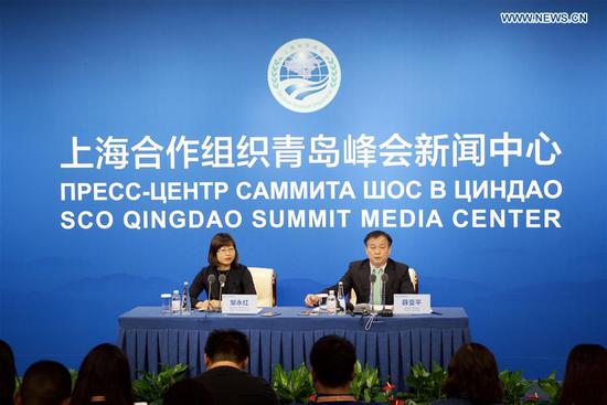 Xue Yaping (R), director of the marketing and international cooperation department under the Ministry of Culture and Tourism, speaks at a press conference on tourism cooperation among member states of the Shanghai Cooperation Organization (SCO) ahead of the 18th SCO summit in Qingdao, east China's Shandong Province, June 8, 2018. (Xinhua/Jiang Kehong)