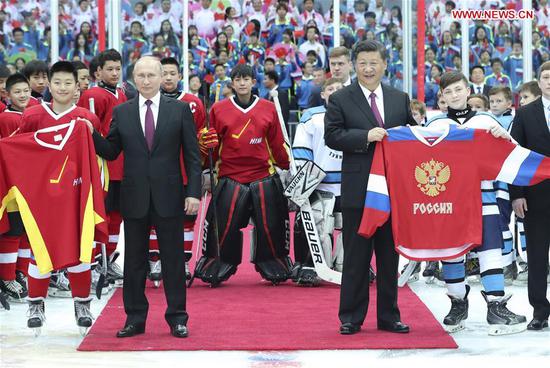 Chinese President Xi Jinping and his Russian counterpart Vladimir Putin watch an ice hockey friendly match between Chinese and Russian youth teams at the Tianjin Indoor Stadium in north China's Tianjin, June 8, 2018. The teams presented jerseys to Xi and Putin. (Xinhua/Wang Ye)