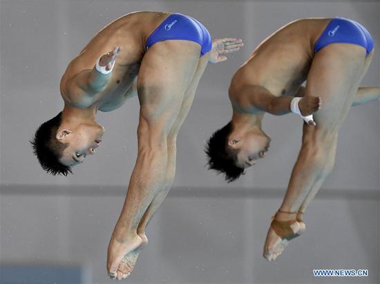 Yang Hao (L) and Chen Aisen of China compete during the men's 10m synchronised final at the FINA Diving World Cup 2018 in Wuhan, central China's Hubei Province on June 8, 2018. Yang Hao and Chen Aisen won the gold medal with a total of 491.73 points. (Xinhua/Cheng Min)